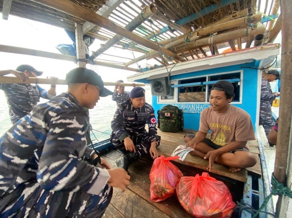 Pelaksanaan Basos Kesehatan Gratis di Kelurahan Dulanpokpok Distrik Pariwari oleh KRI Madidihan-855