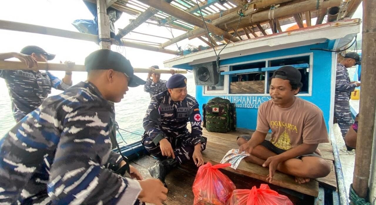 Pelaksanaan Basos Kesehatan Gratis di Kelurahan Dulanpokpok Distrik Pariwari oleh KRI Madidihan-855