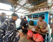 Pelaksanaan Basos Kesehatan Gratis di Kelurahan Dulanpokpok Distrik Pariwari oleh KRI Madidihan-855