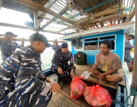 Pelaksanaan Basos Kesehatan Gratis di Kelurahan Dulanpokpok Distrik Pariwari oleh KRI Madidihan-855